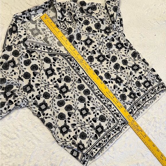 Max Studio Black & White print button up blouse. Women small. - Picture 7 of 8